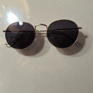Chic Gold Sunglasses with Dark Lenses